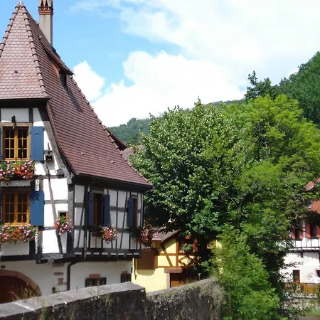 Au Pied Du Chateau